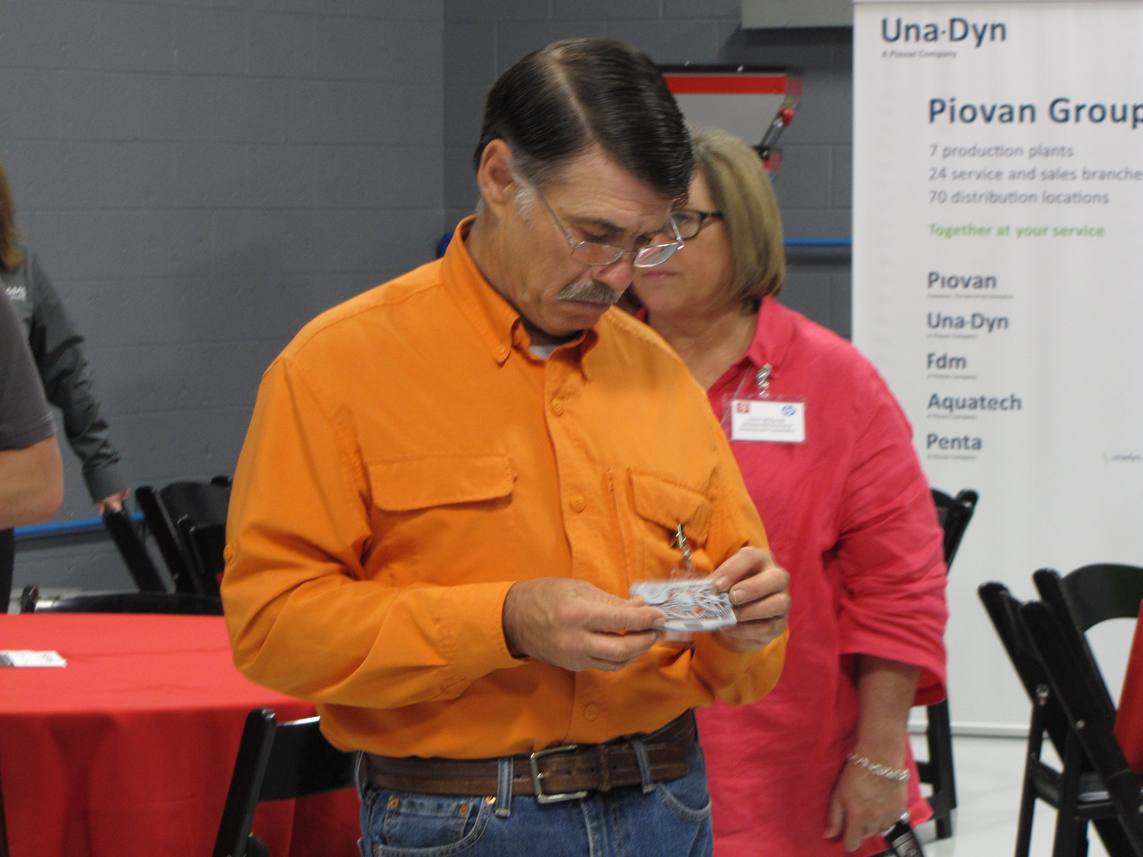 An attendee looks at the detail of an HP printed part.